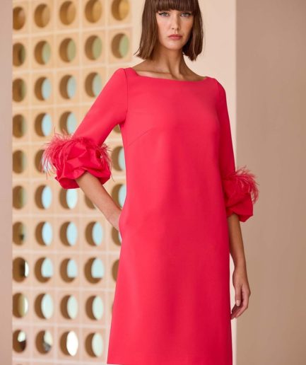 Vestido Corto Carla Ruiz con Detalles de Plumas Fucsia