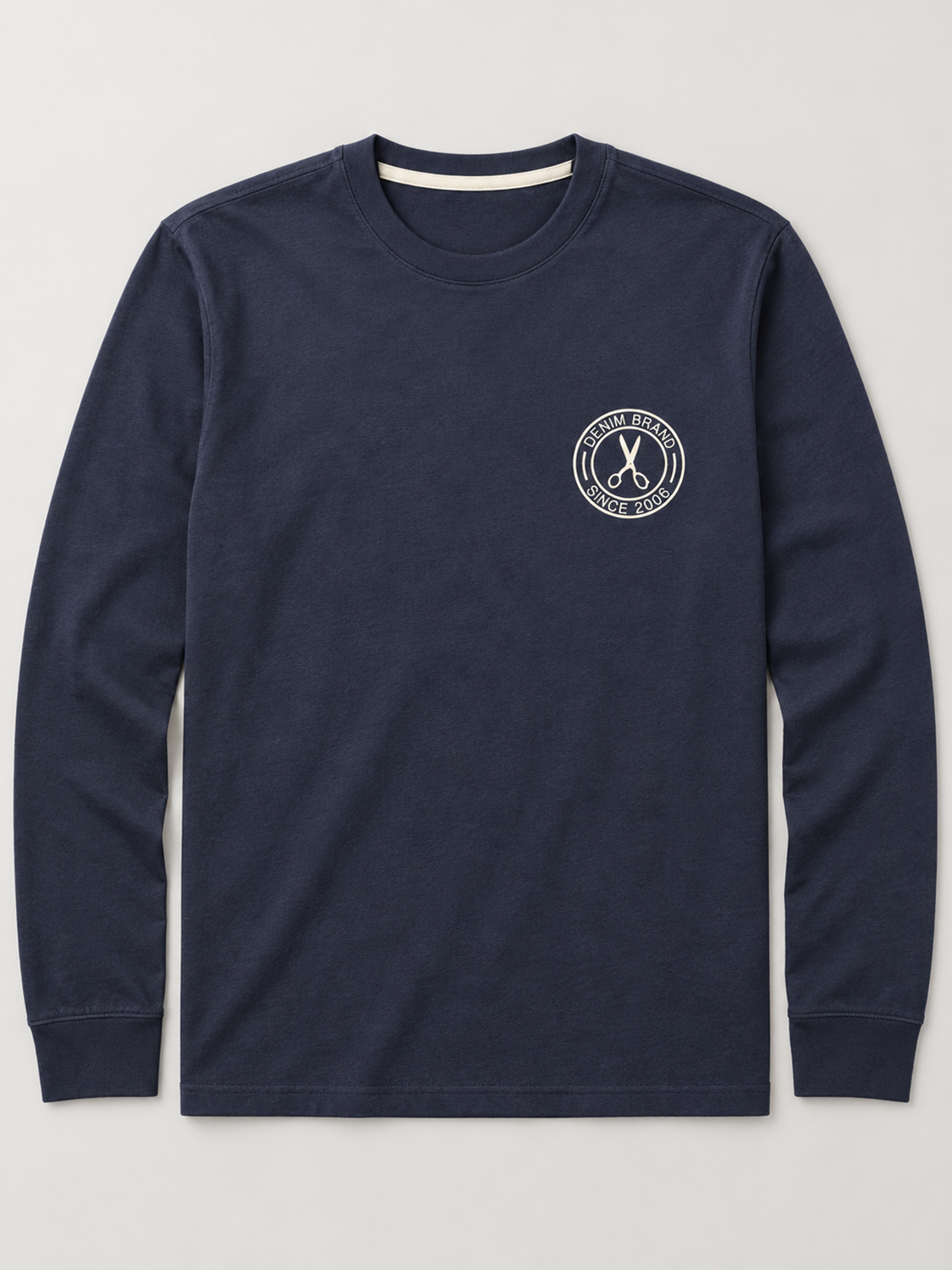 Camiseta azul marino con logo crema