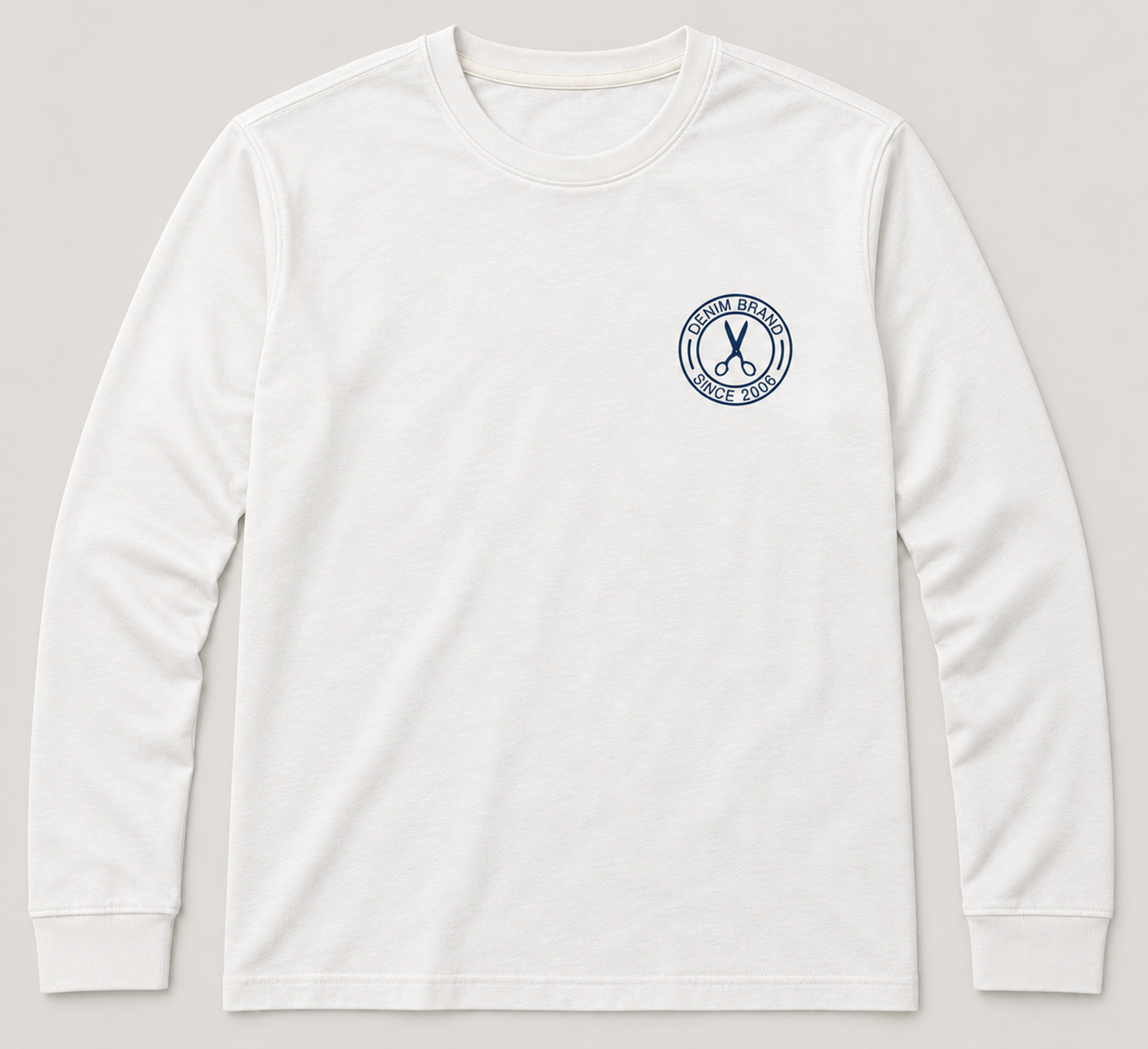 Camiseta blanca con logo azul marino